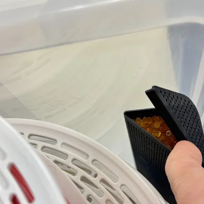 Hộp Đựng Hạt Hút Ẩm Gắn Góc - Giải Pháp Bảo Quản Sợi Nhựa Khô Ráo