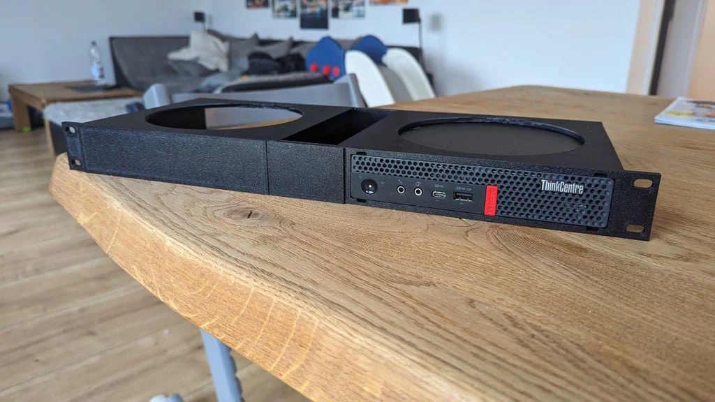 Khung gắn ThinkCentre Tiny 1U: Cải tiến khe cáp và tấm nắp che - Image 1