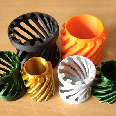 Hộp xoay mở với khóa click “khó đoán” (Twist container click lock)