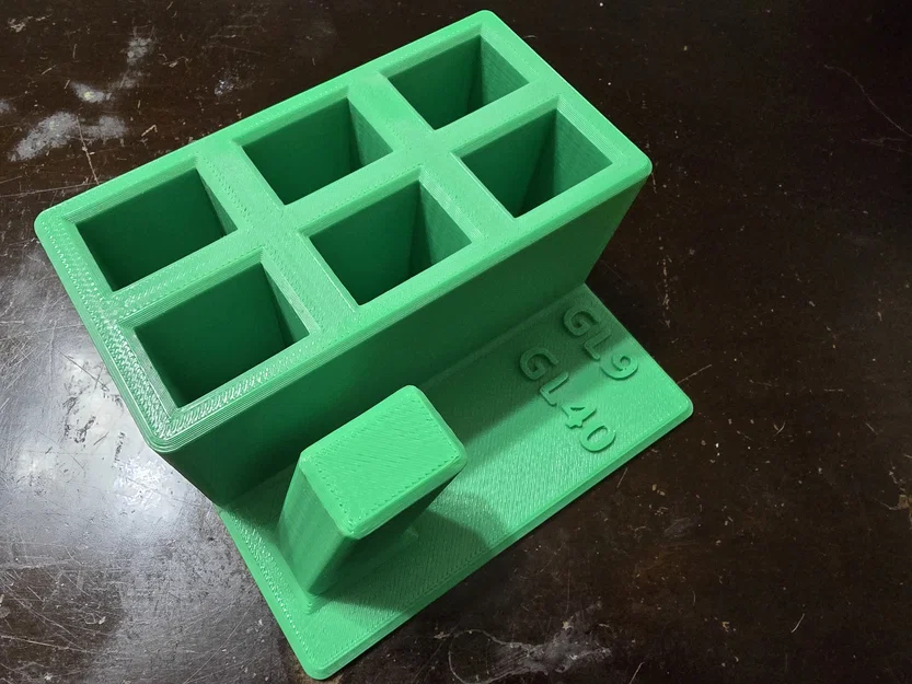 Giá đỡ để bàn cho Glock 17 và 6 ngăn chứa băng đạn (Gun stand) - Image 1