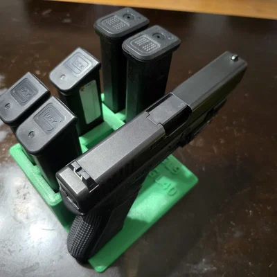 Giá đỡ để bàn cho Glock 17 và 6 ngăn chứa băng đạn (Gun stand)