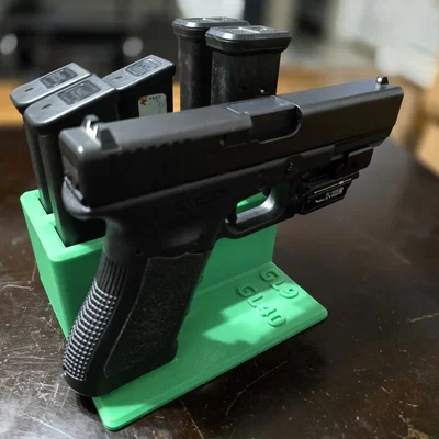 Giá đỡ để bàn cho Glock 17 và 6 ngăn chứa băng đạn (Gun stand)