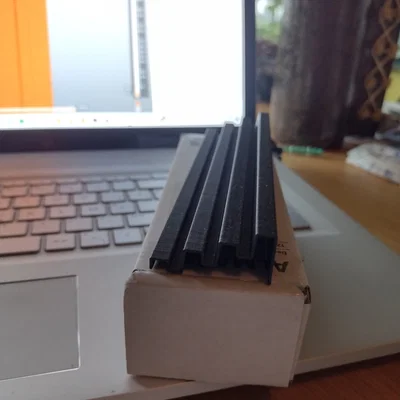 Rummikub houder, Rummikub holder. - Giá đỡ Rummikub