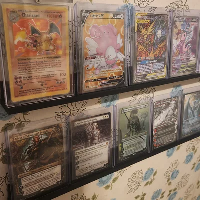 Kệ treo tường trưng bày thẻ bài Pokémon, MTG (Wall Mounted Card Display)