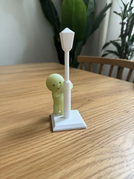 Mô hình cột đèn trang trí mini cho nhân vật Smiski Hiding - Image 1