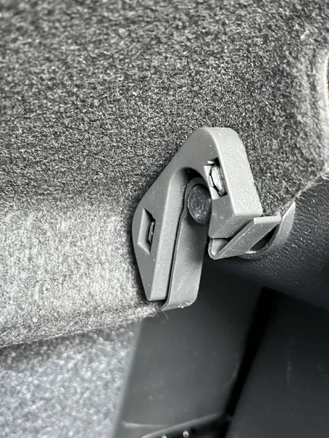 Bản lề kệ che sau Volvo XC40 / trục giữ kệ che sau - Image 10