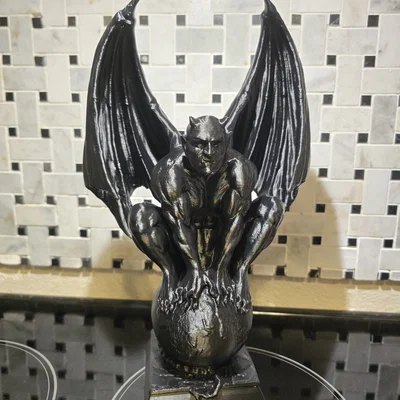 Devil Gargoyle Trên Quả Địa Cầu