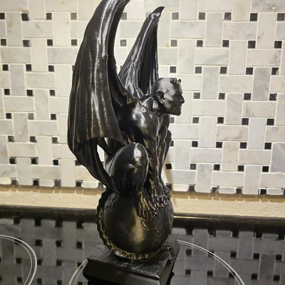 Devil Gargoyle Trên Quả Địa Cầu