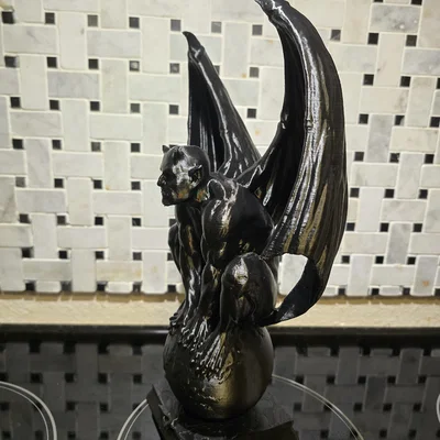 Devil Gargoyle Trên Quả Địa Cầu