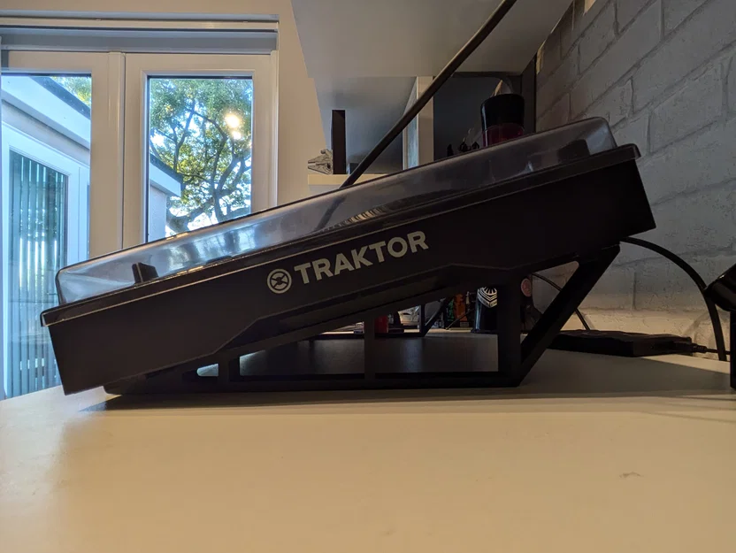 Kệ đỡ Traktor Kontrol S3 Stand - Image 1