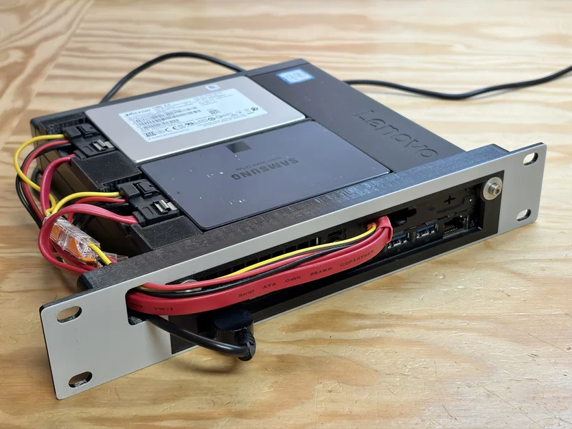 Gắn ThinkCenter Tiny mặt sau ra trước trong rack 10 inch - Image 1