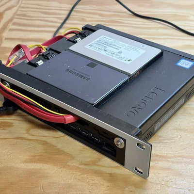 Gắn ThinkCenter Tiny mặt sau ra trước trong rack 10 inch