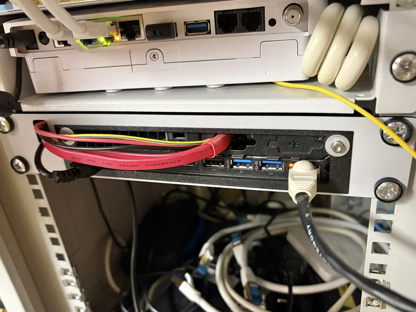 Gắn ThinkCenter Tiny mặt sau ra trước trong rack 10 inch - Image 8