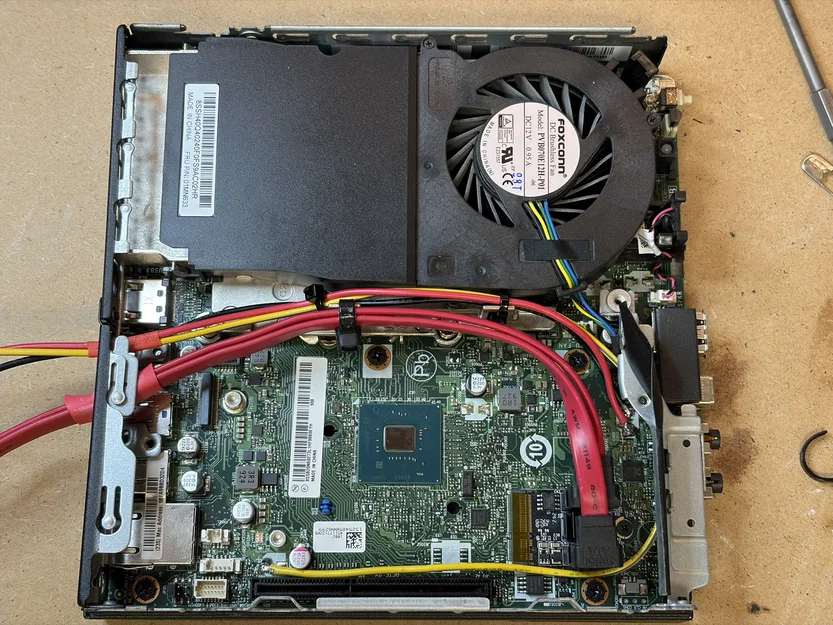 Gắn ThinkCenter Tiny mặt sau ra trước trong rack 10 inch - Image 9