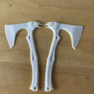 Mô hình rìu Bloodhound Raven's Bite từ Apex Legends