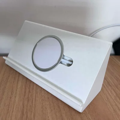 Đế sạc MagSafe tối giản cho iPhone 13 Pro và 15 Pro