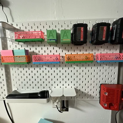 Giá treo sạc pin Milwaukee M12 M18 cho bảng Ikea Skadis