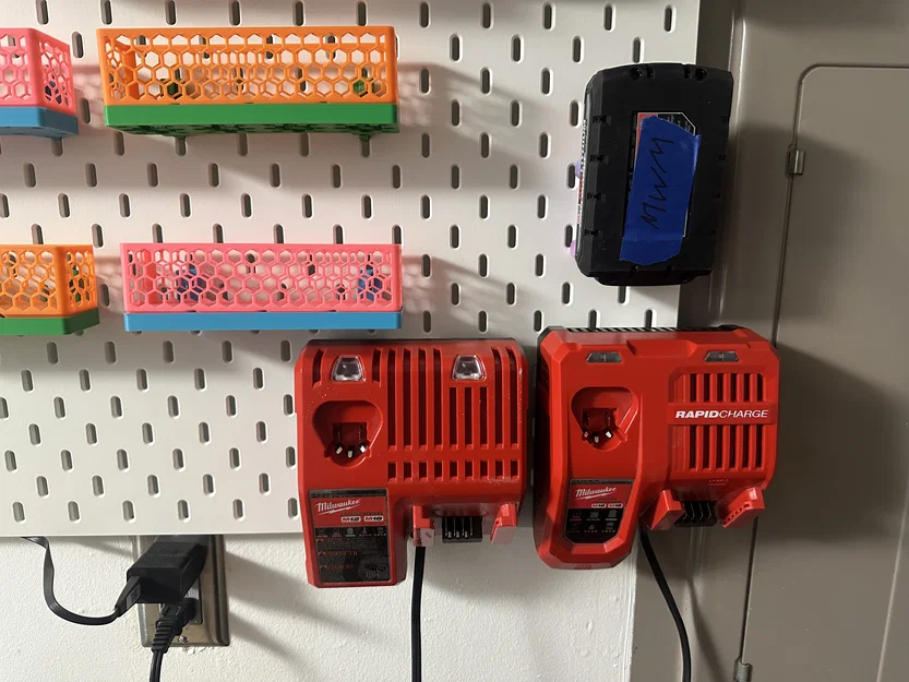 Ngàm gắn sạc pin Milwaukee M12/M18 cho bảng treo Ikea Skadis - Image 1