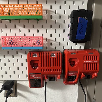 Ngàm gắn sạc pin Milwaukee M12/M18 cho bảng treo Ikea Skadis