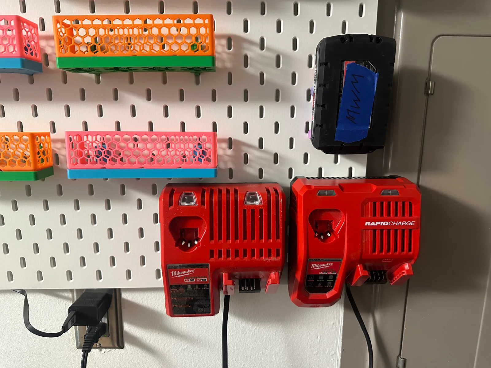 Ngàm gắn sạc pin Milwaukee M12/M18 cho bảng treo Ikea Skadis 1