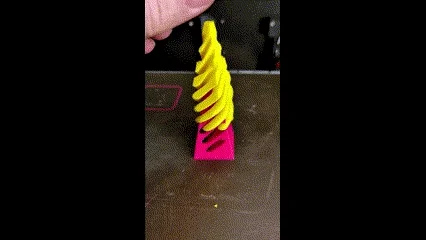 Đồ chơi fidget twisty puzzle kim tự tháp parametric pass-through (OpenSCAD)