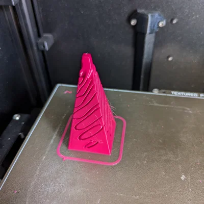 Đồ chơi fidget twisty puzzle kim tự tháp parametric pass-through (OpenSCAD)