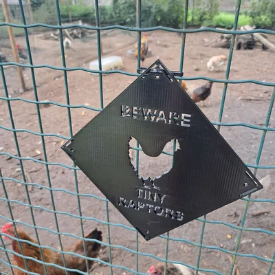 Coi chừng Raptor tí hon! Bảng hiệu chuồng gà (Beware Tiny Raptors!)