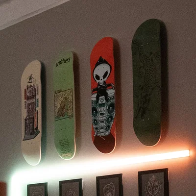 Giá Treo Skateboard Dán Tường Bằng Keo 3M (Không Khoan, Hợp Người Thuê Nhà)