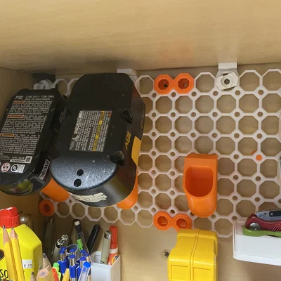 Giá treo pin Ryobi cho hệ thống Multiboard - Gọn gàng, chắc chắn