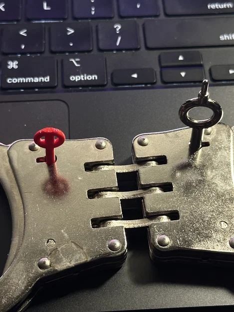 Chìa khóa còng tay (Handcuff key) - Image 1