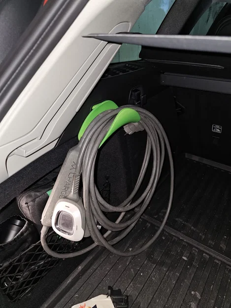 Giá đỡ cáp sạc Volvo V60/V90 cho móc treo trong cốp - Image 1