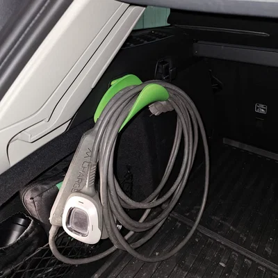 Giá đỡ cáp sạc Volvo V60/V90 cho móc treo trong cốp