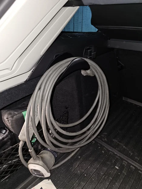 Giá đỡ cáp sạc Volvo V60/V90 cho móc treo trong cốp - Image 2