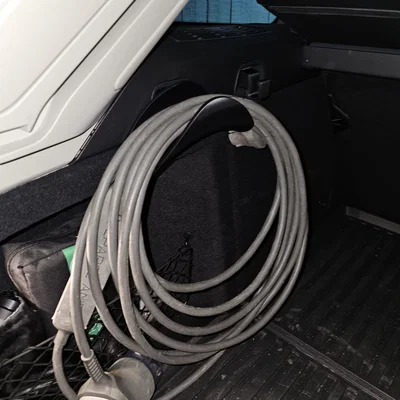 Giá đỡ cáp sạc Volvo V60/V90 cho móc treo trong cốp