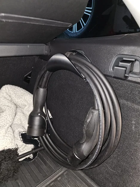 Giá đỡ cáp sạc Volvo V60/V90 cho móc treo trong cốp - Image 3