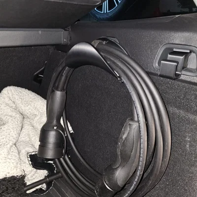 Giá đỡ cáp sạc Volvo V60/V90 cho móc treo trong cốp