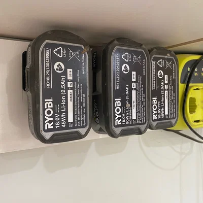 Giá treo pin Ryobi 18V - Phụ kiện 3D gọn gàng cho xưởng làm việc