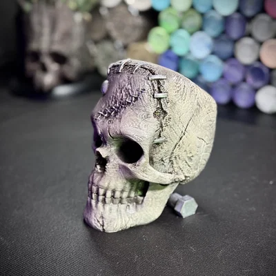 Mô hình hộp sọ Frankenstein trang trí phong cách Gothic độc đáo