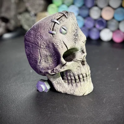 Mô hình hộp sọ Frankenstein trang trí phong cách Gothic độc đáo