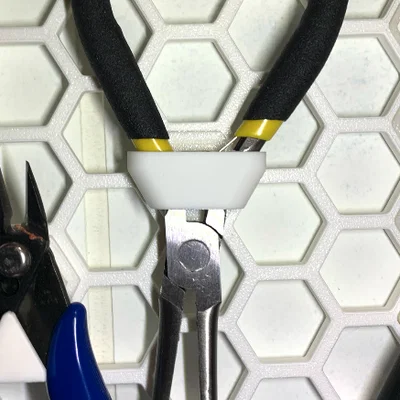 Giá treo kìm / kéo cho bảng HSW (honeycomb storage wall)