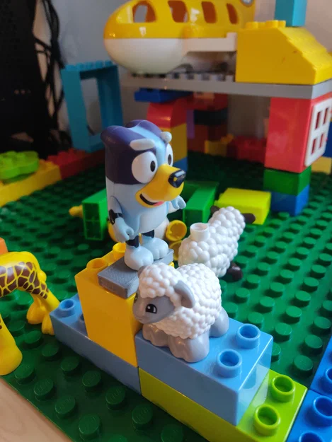 Tấm chuyển Bluey Figurine gắn Duplo/Lego (Adapter Plate) - Image 1