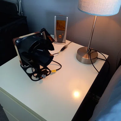 Đế đặt bàn cho quạt Noctua và bộ khuếch đại lưu lượng gió