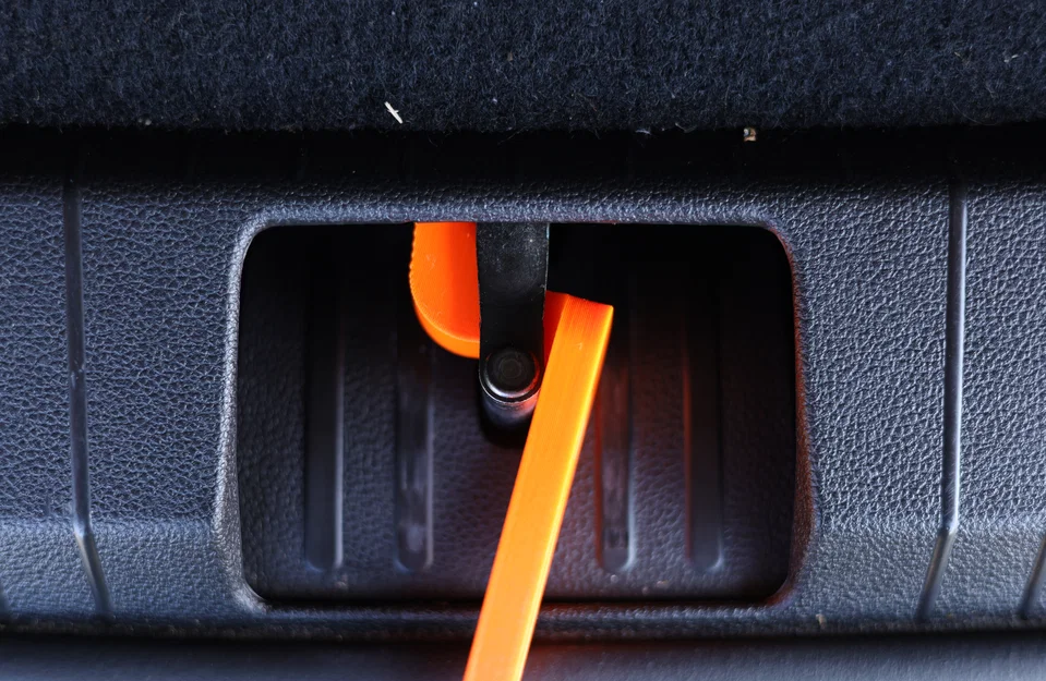 Khóa Thông Gió Cửa Cốp (Tailgate Ventilation Lock) - Image 5