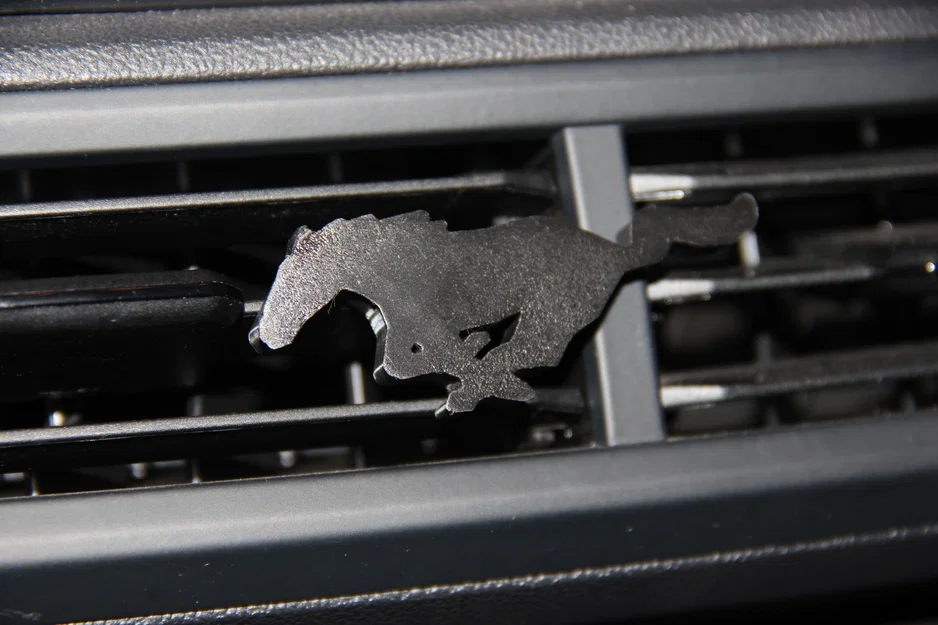 Kẹp logo Mustang gắn khe gió (air vent) trên xe - Image 1