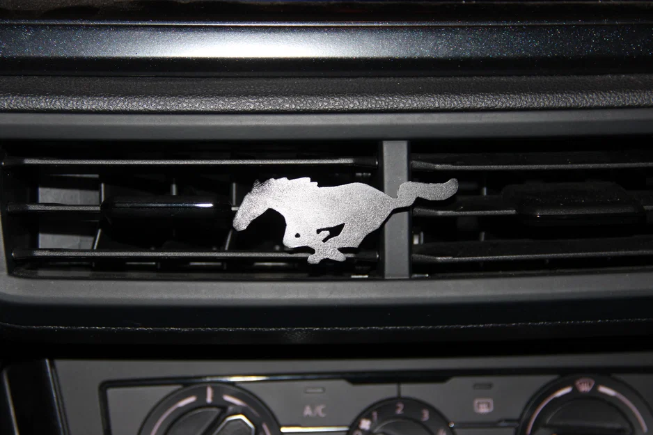 Kẹp logo Mustang gắn khe gió (air vent) trên xe - Image 5
