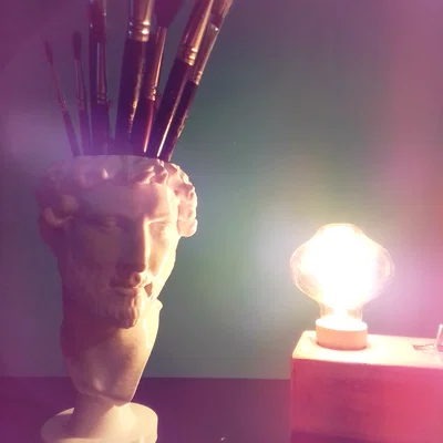 Chậu hoa để bàn hình tượng Hoàng đế La Mã Hadrian