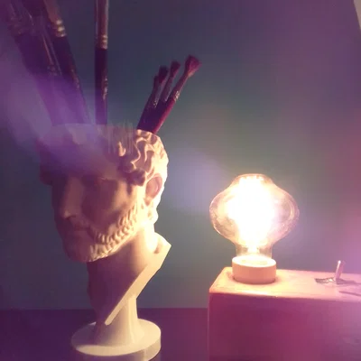 Chậu hoa để bàn hình tượng Hoàng đế La Mã Hadrian