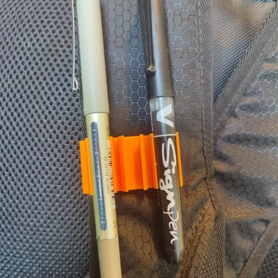 Kẹp giữ bút cho quai đeo ba lô