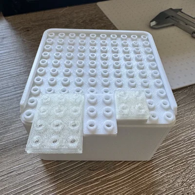 Hộp đựng LEGO có nắp tích hợp tấm đế lắp ráp