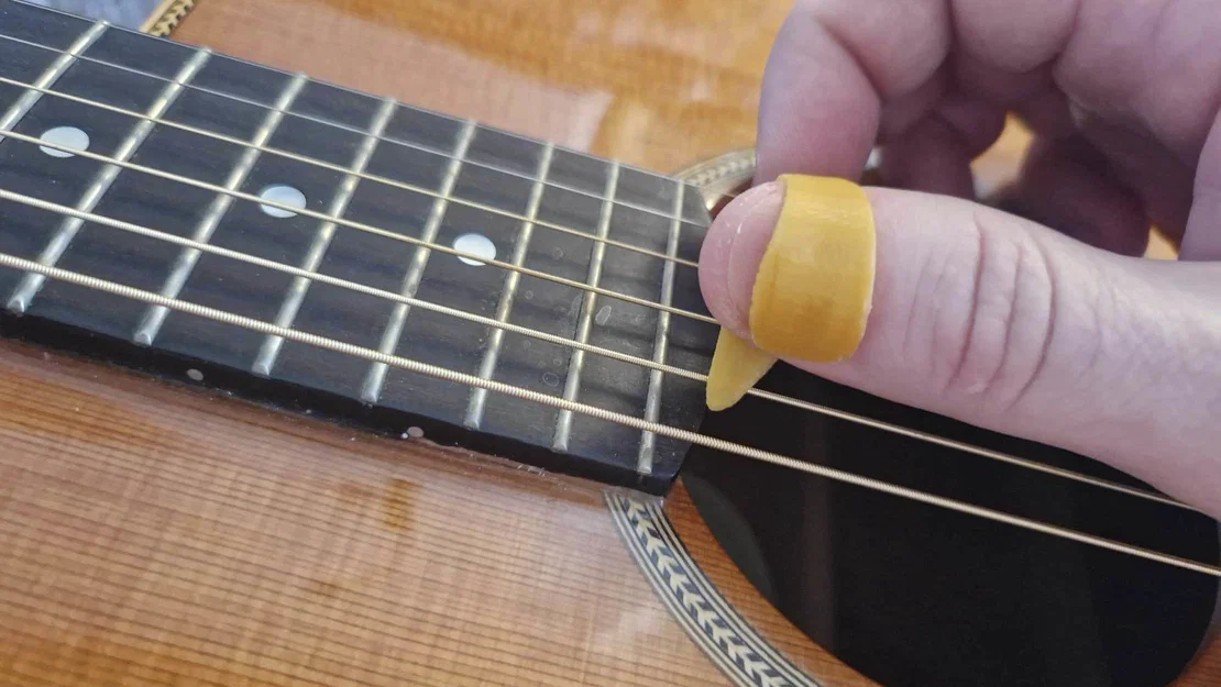 Gảy đàn (Thumb pick) công thái học cho guitar, banjo, Dobro - dễ in - Image 1